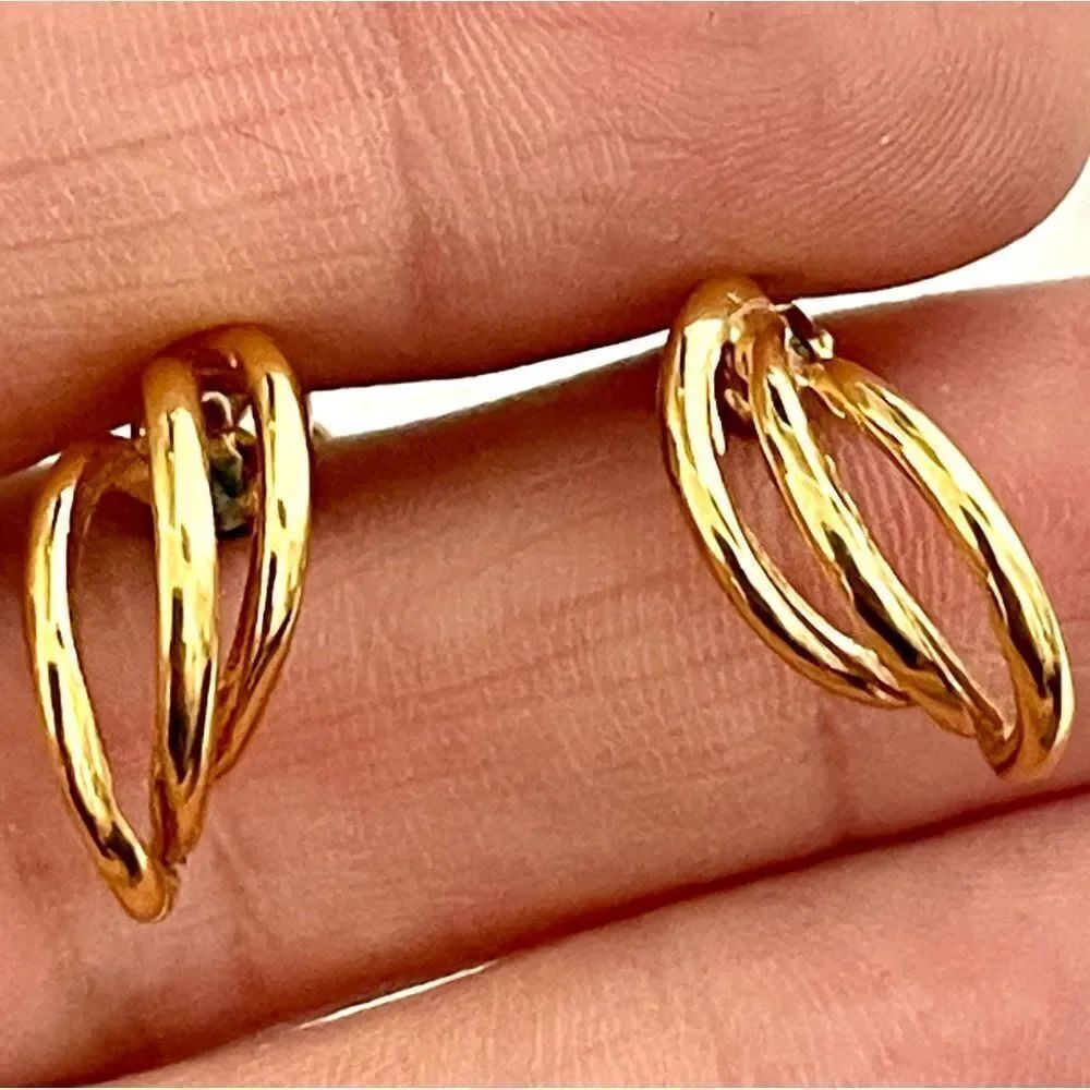 Vintage Napier screw back gold tone earrings